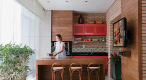 TV sobre painel. Projeto Marina Linhares. Foto: Pinterest